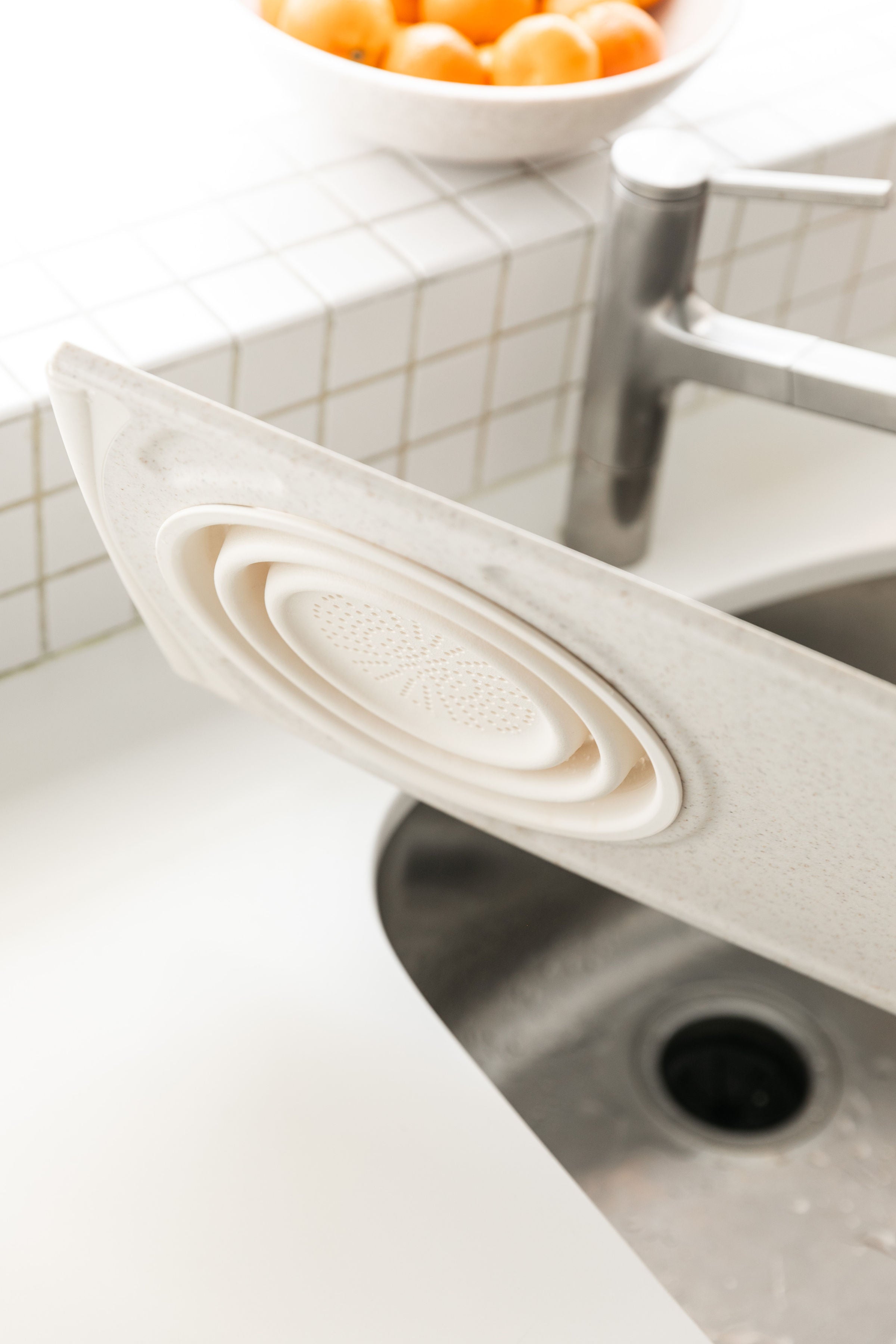 dexas-over-the-sink-strainer-board-tagliere-da-appoggio-al-lavello-con-scolapast image 3