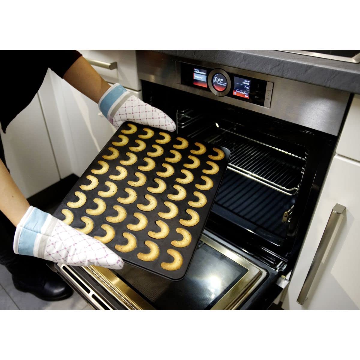 zenker-teglia-per-biscotti-a-mezzaluna-42x32-cm-antiaderente-42-impronte-cornett image 2