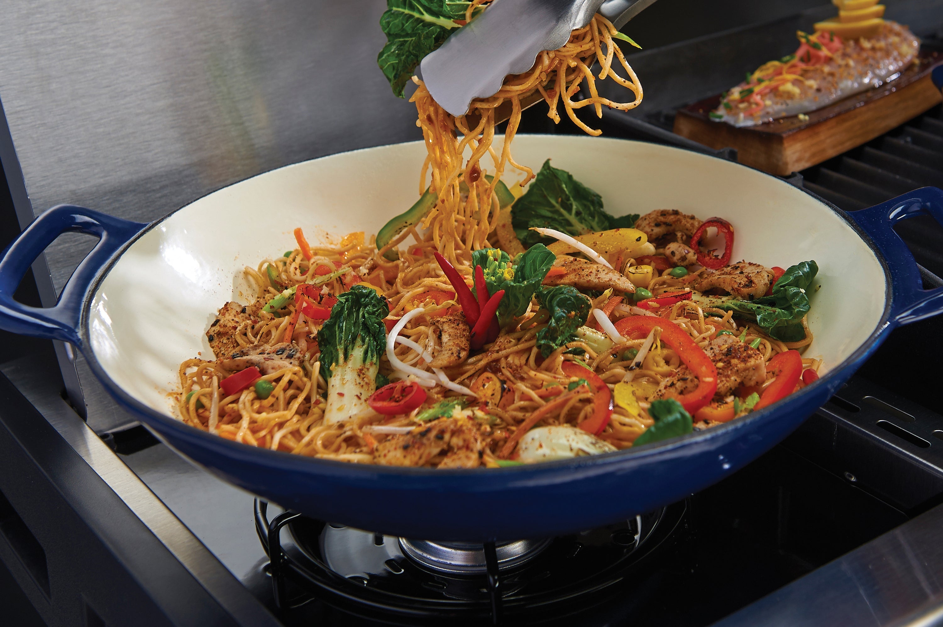 broil-king-cast-grilling-wok-wok-da-bbq-in-ghisa-35-5-cm-con-rivestimento-in-por image 5