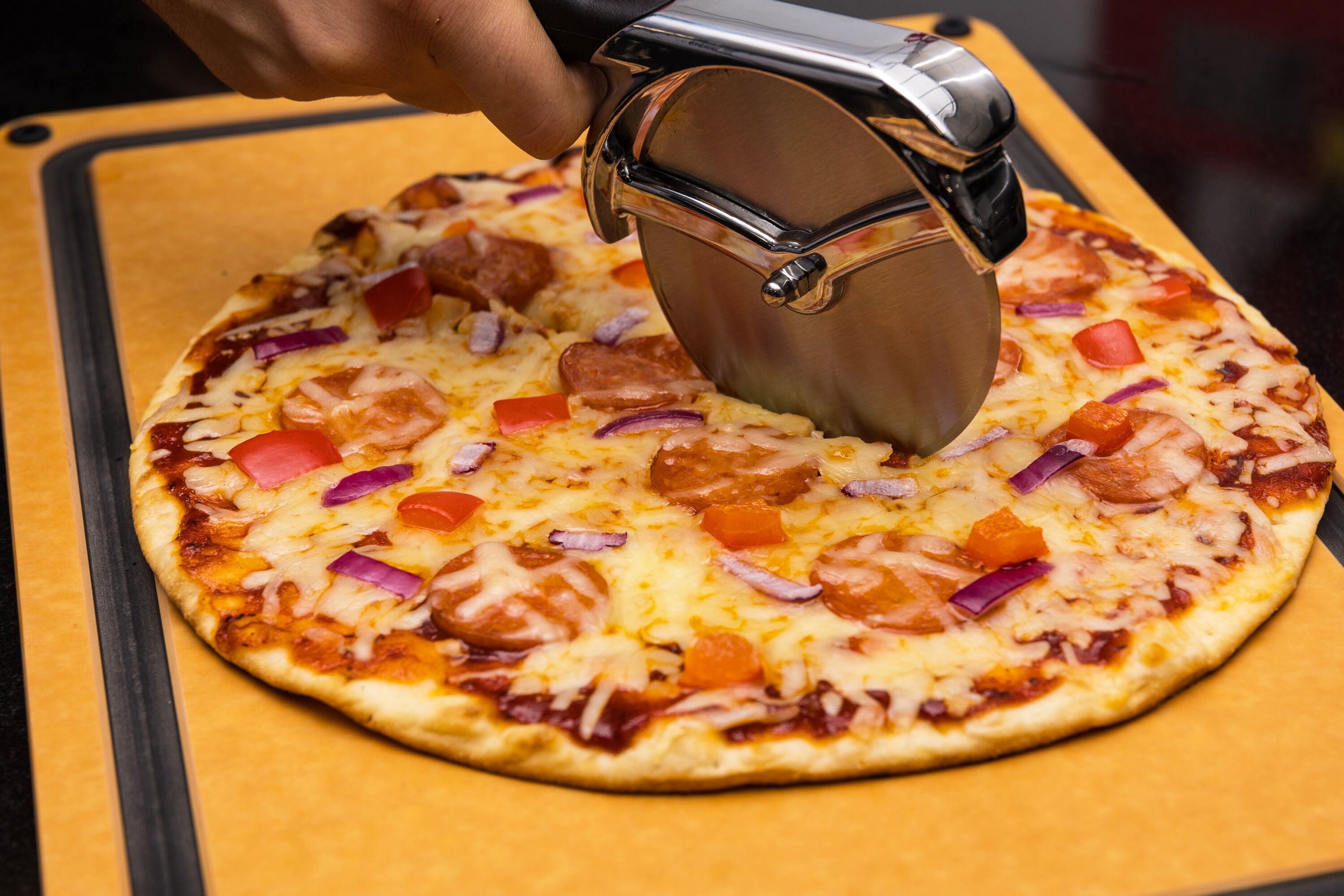 broil-king-pizza-cutter-tagliapizza-rotella-deluxe-in-acciaio-inox-con-manico-er image 3