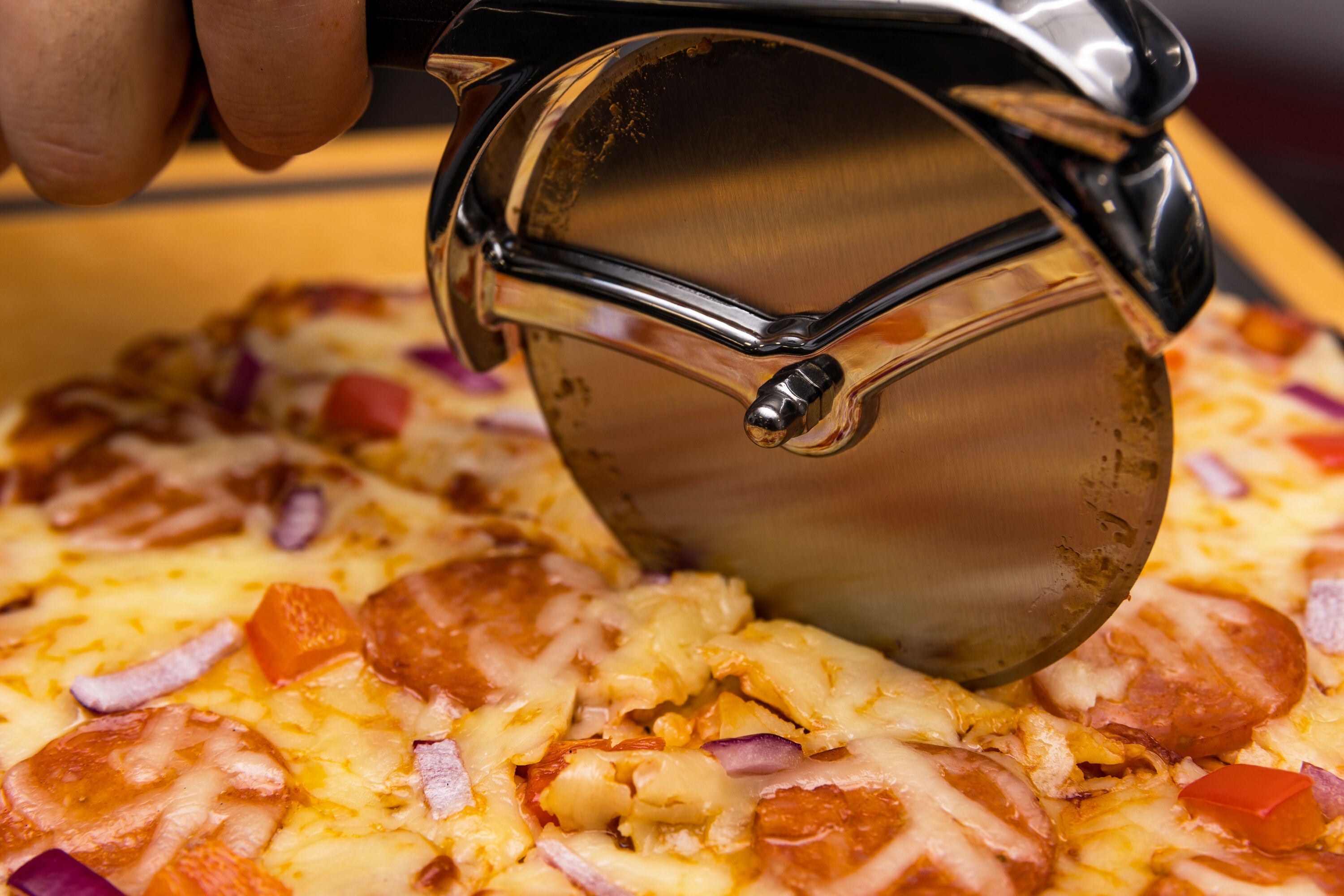broil-king-pizza-cutter-tagliapizza-rotella-deluxe-in-acciaio-inox-con-manico-er image 4