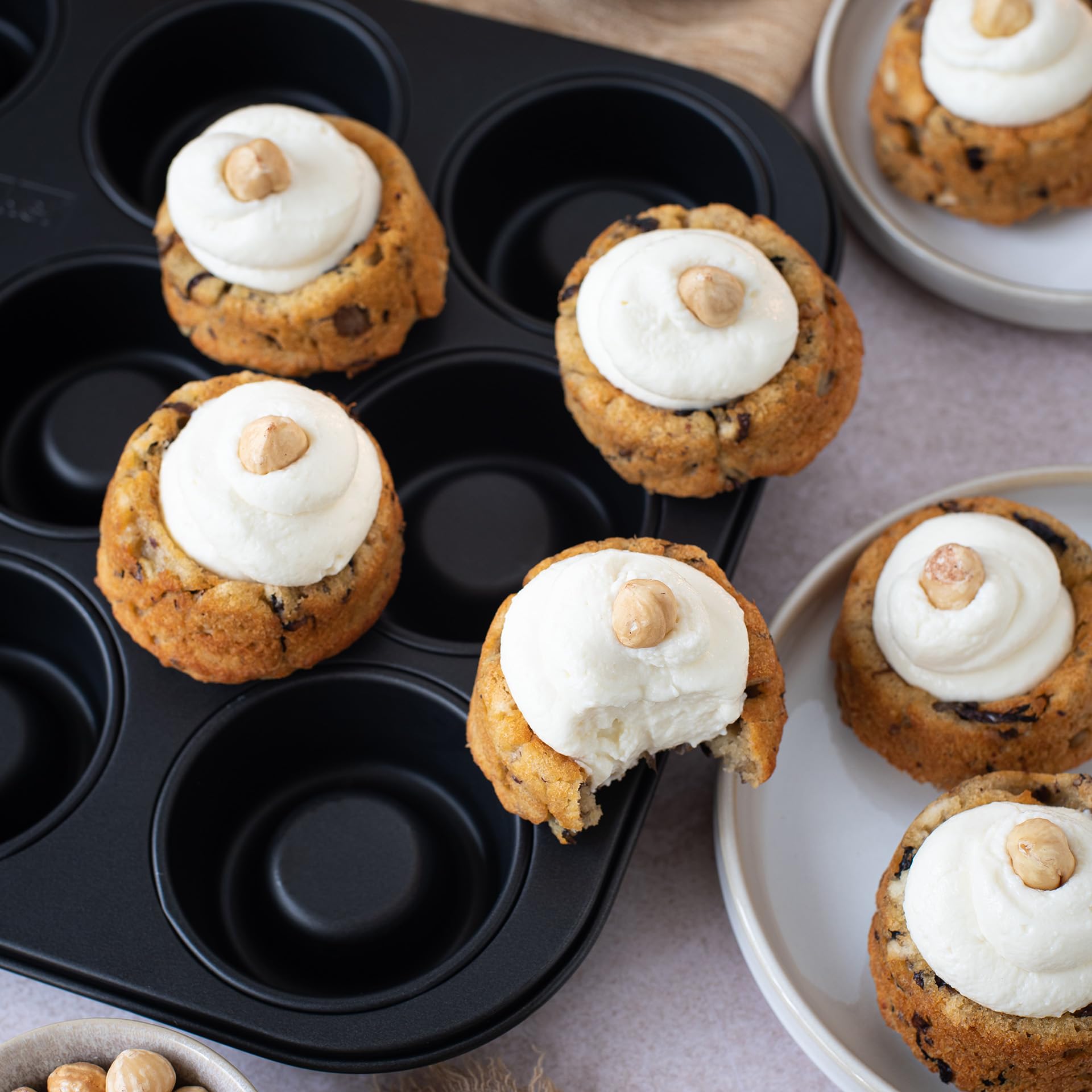 zenker-black-metallic-stampo-cupcakes-a-12-impronte-concave-7-cm-in-acciaio-anti image 6