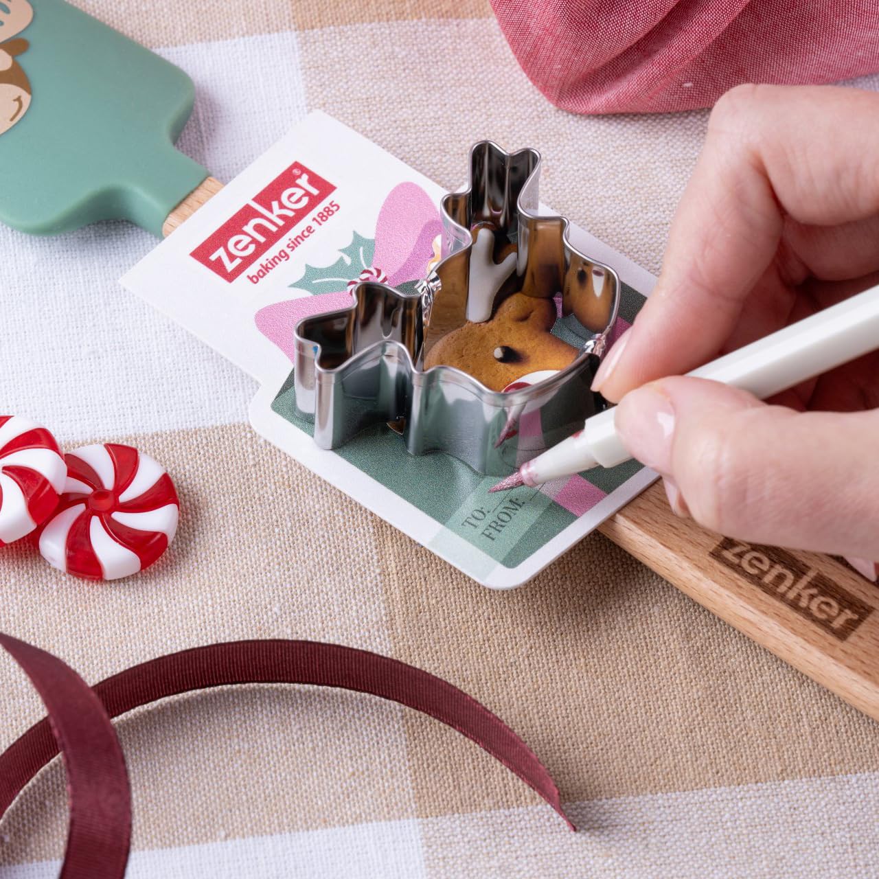 zenker-set-2-pezzi-spatola-renna-e-pennello-babbo-natale-con-tagliabiscotti-sili image 3