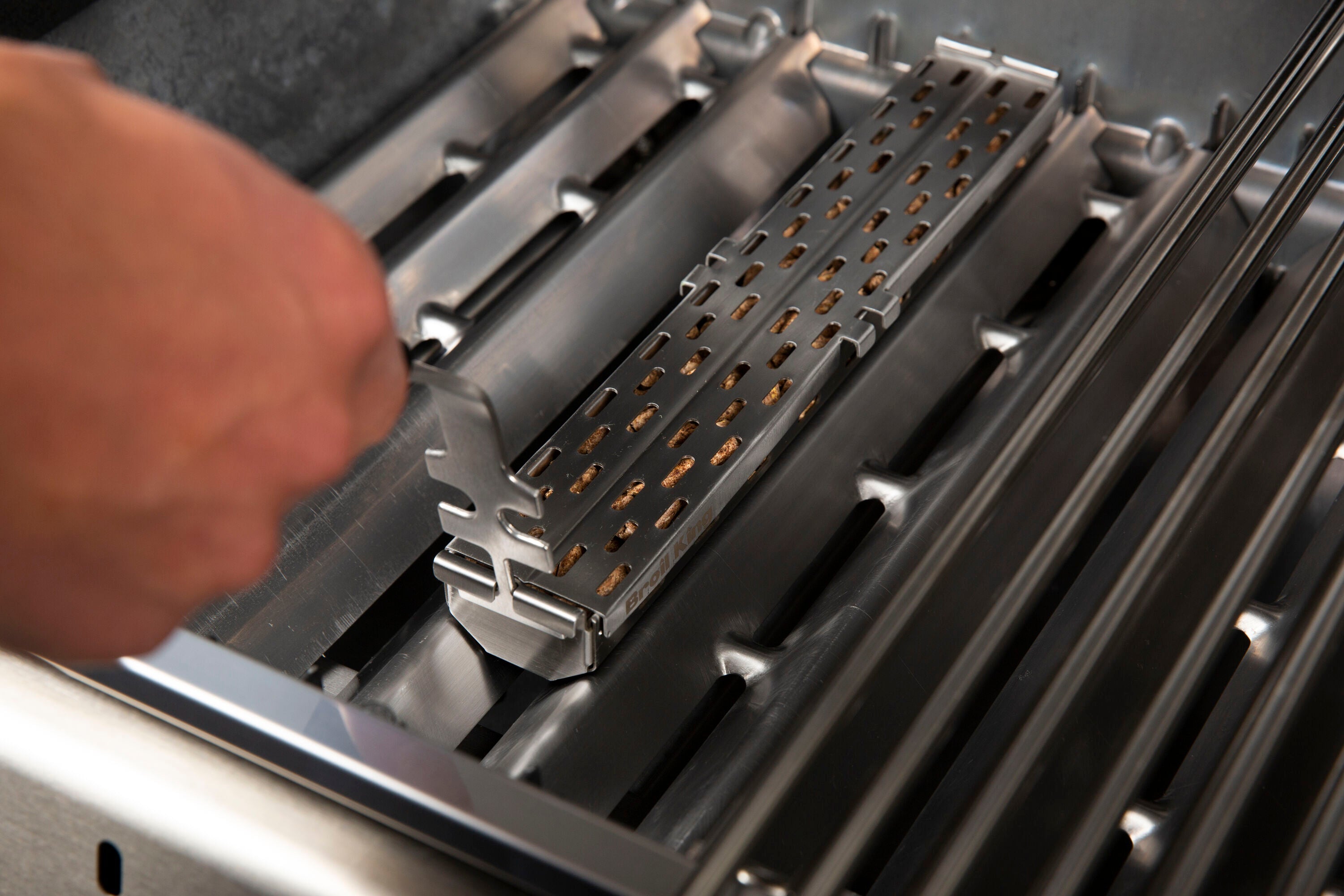 broil-king-grid-lifter-solleva-griglie-in-acciaio-inox-con-manico-in-resina-per- image 6