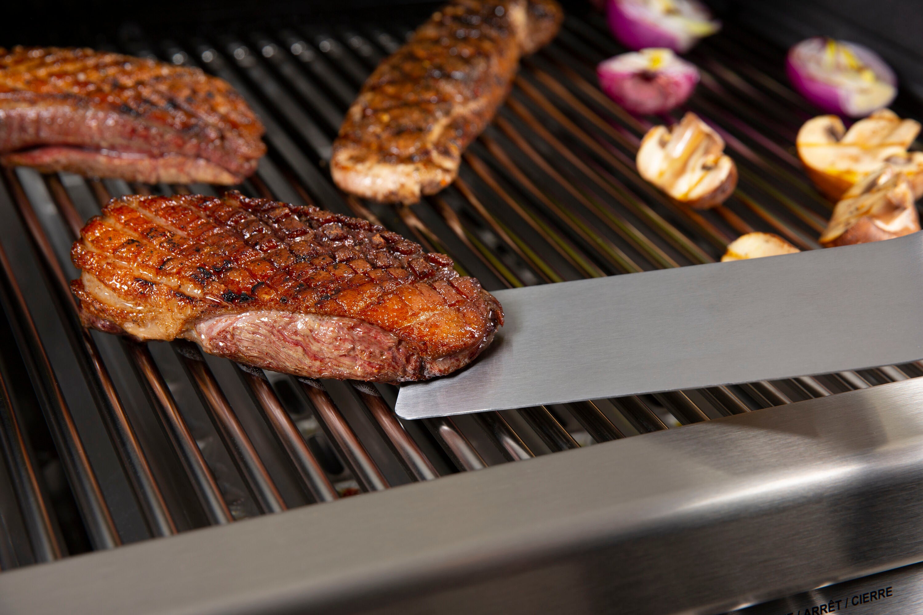 broil-king-baron-super-flipper-paletta-flessibile-per-barbecue-in-acciaio-inox-c image 3