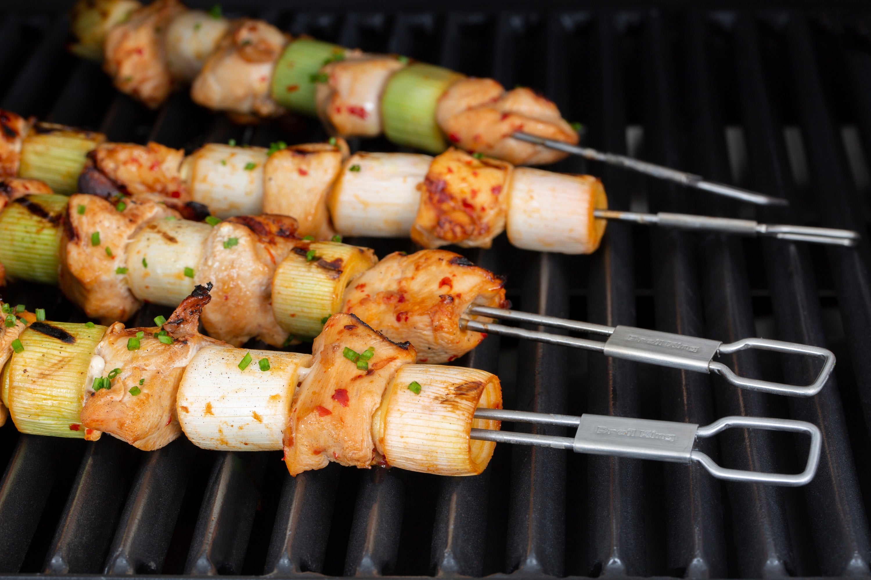 broil-king-spiedini-a-doppia-punta-in-acciaio-inox-30-cm-set-da-4-per-barbecue image 5