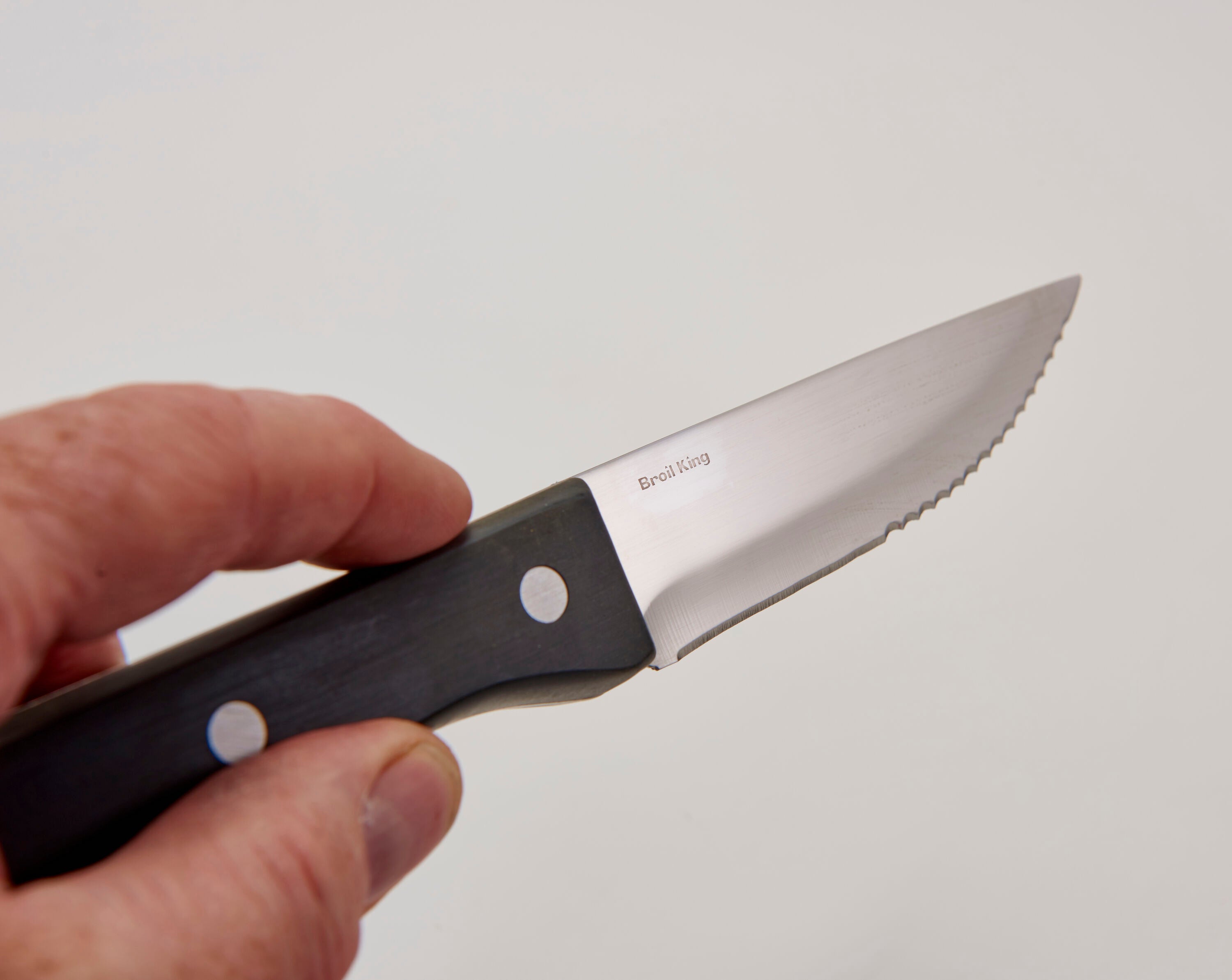 broil-king-steak-knives-set-di-4-coltelli-per-bistecca-in-acciaio-inox-con-manic image 2