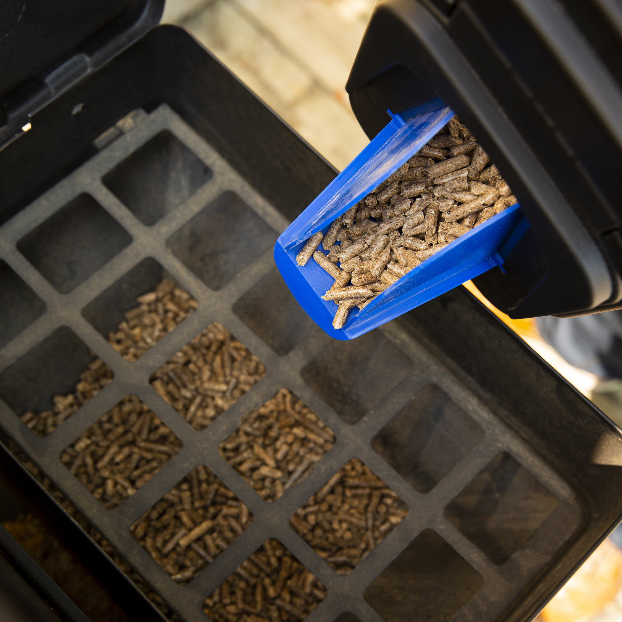 broil-king-wood-pellet-storage-bin-contenitore-porta-pellet-da-20-lbs-con-beccuc image 5
