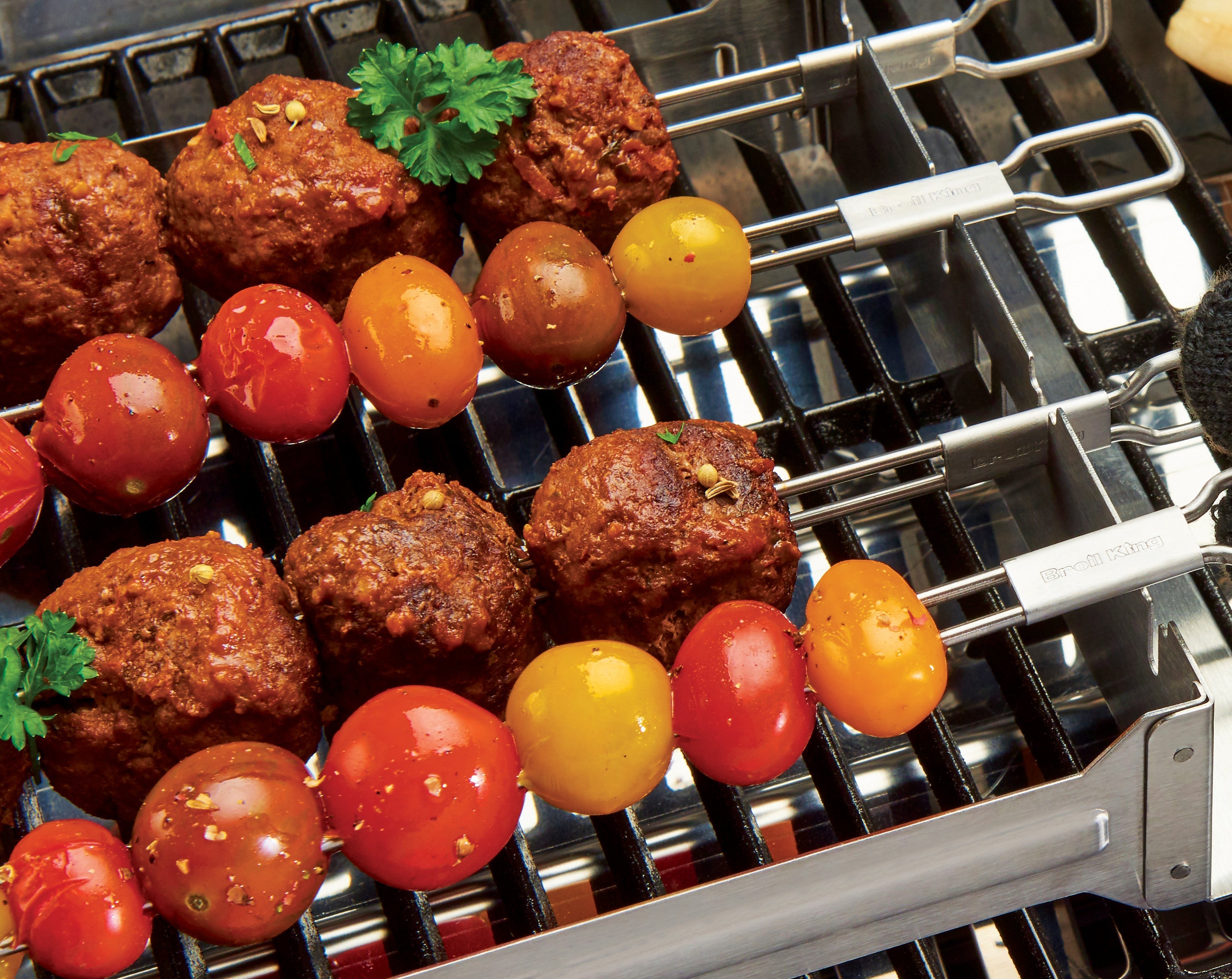 broil-king-porta-spiedini-stretto-in-acciaio-inox-set-4-spiedini-a-doppia-punta- image 4