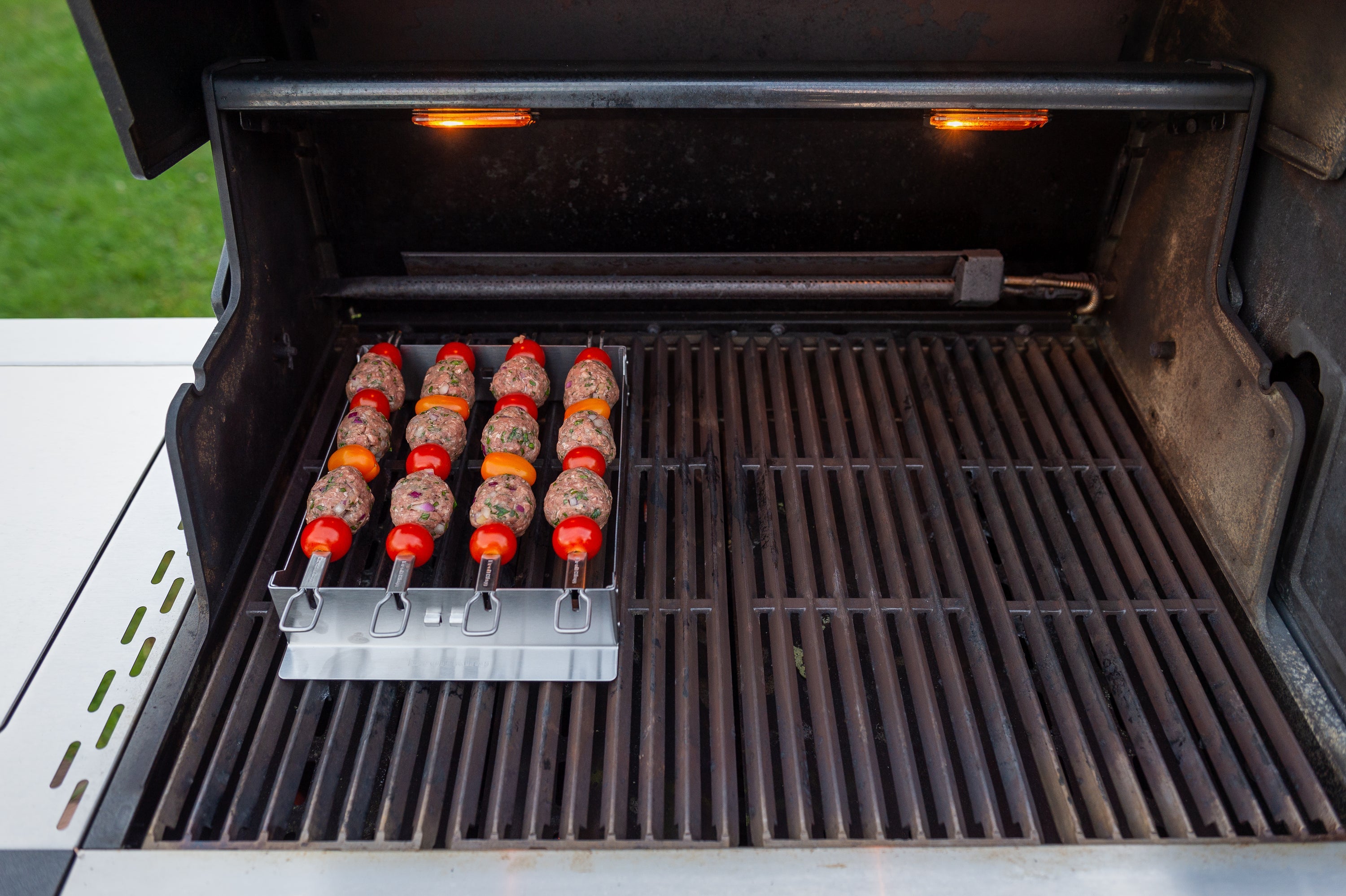 broil-king-porta-spiedini-stretto-in-acciaio-inox-set-4-spiedini-a-doppia-punta- image 5