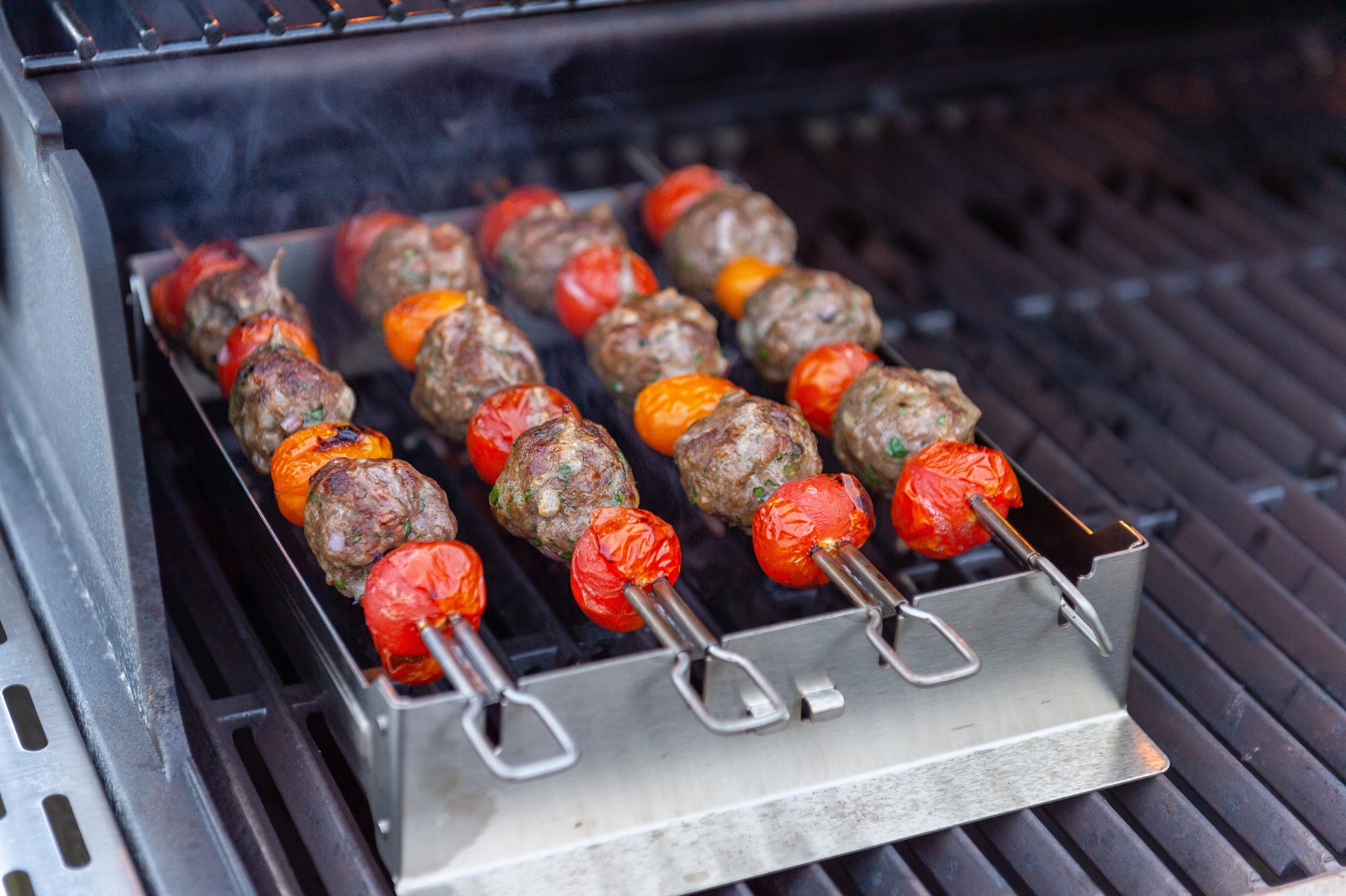 broil-king-porta-spiedini-stretto-in-acciaio-inox-set-4-spiedini-a-doppia-punta- image 3