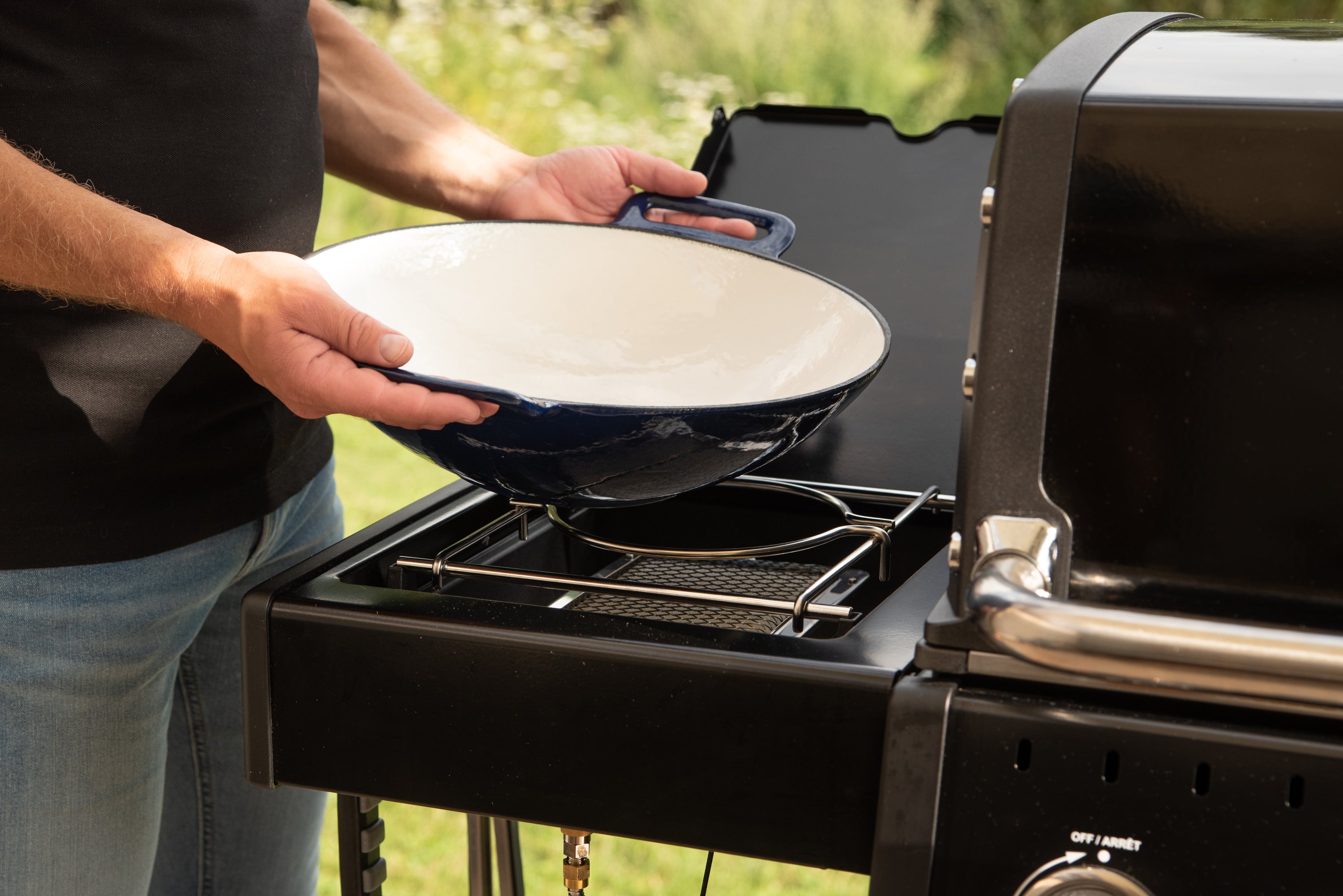 broil-king-cast-grilling-wok-wok-da-bbq-in-ghisa-35-5-cm-con-rivestimento-in-por image 3