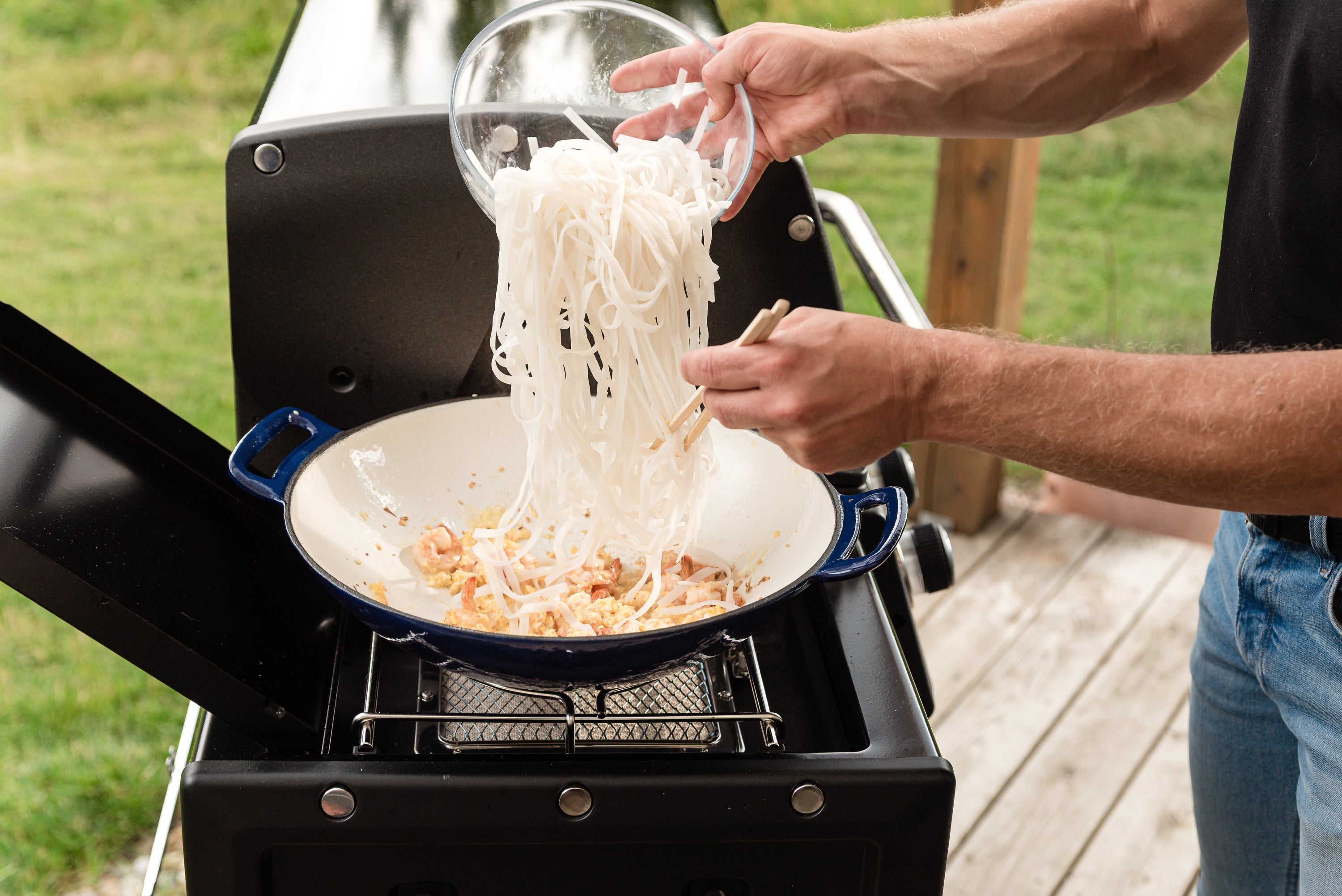 broil-king-cast-grilling-wok-wok-da-bbq-in-ghisa-35-5-cm-con-rivestimento-in-por image 4