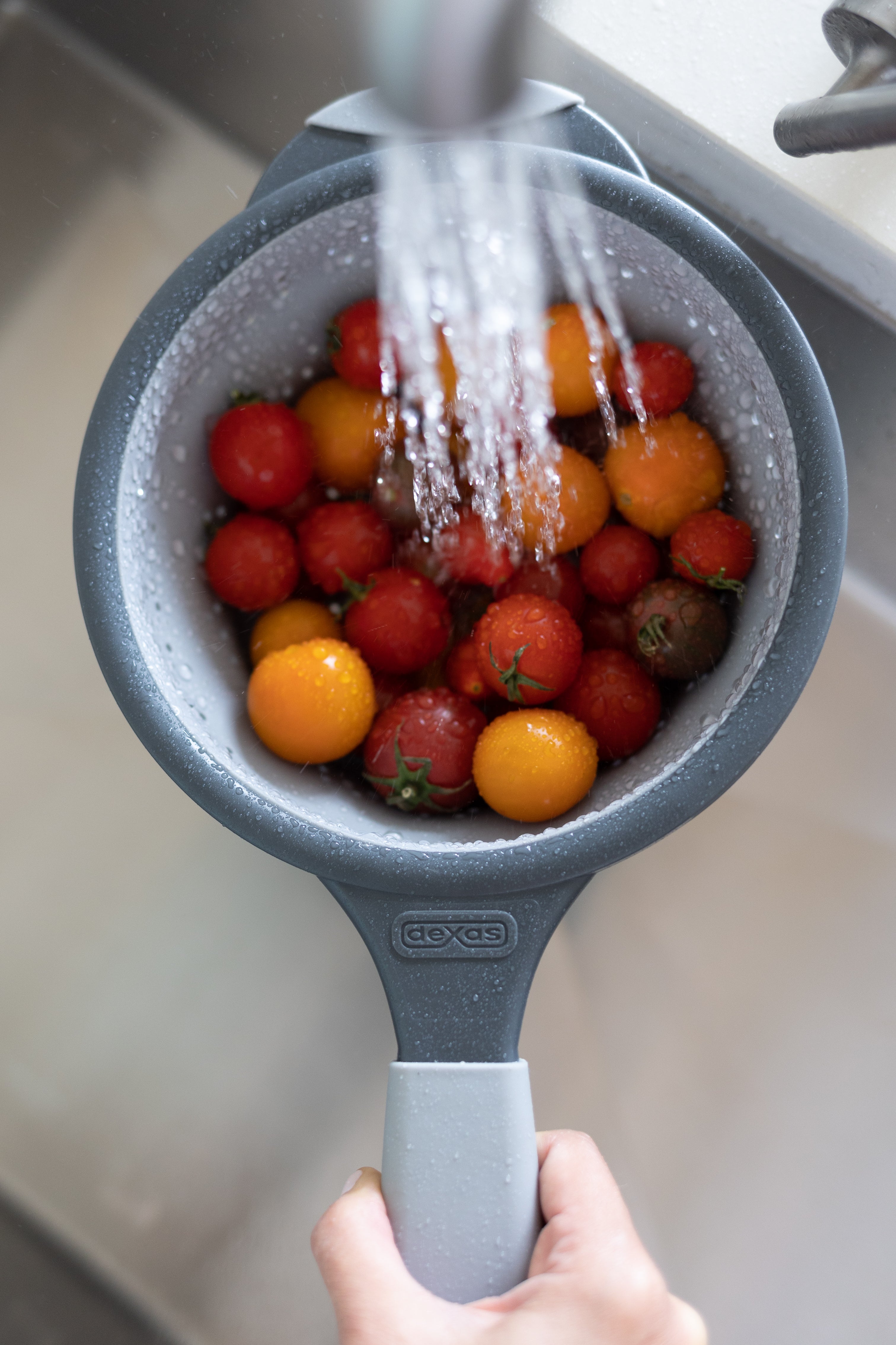 dexas-standing-pop-strainer-scolapasta-pieghevole-in-silicone-con-base-appoggiab image 1