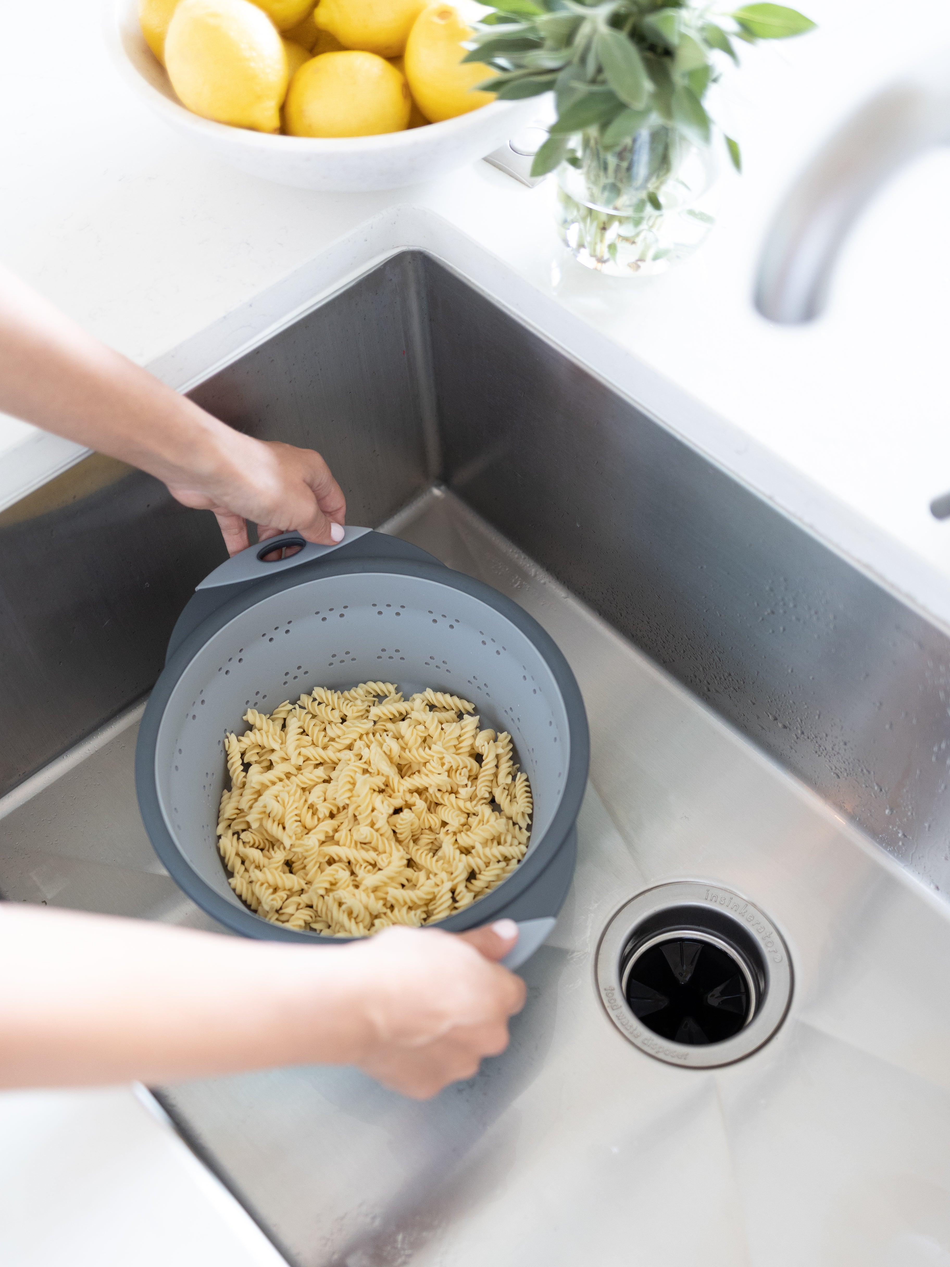 dexas-scolapasta-collassabile-rotondo-25-cm-con-base-autoportante-pieghevole-e-l image 2